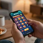 Pemain menggunakan aplikasi OKESLOT di smartphone untuk perjudian seluler di rumah, menampilkan antarmuka yang ramah pengguna.