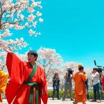 Film jepang menampilkan aktor dan kru di set film tradisional yang berwarna-warni.